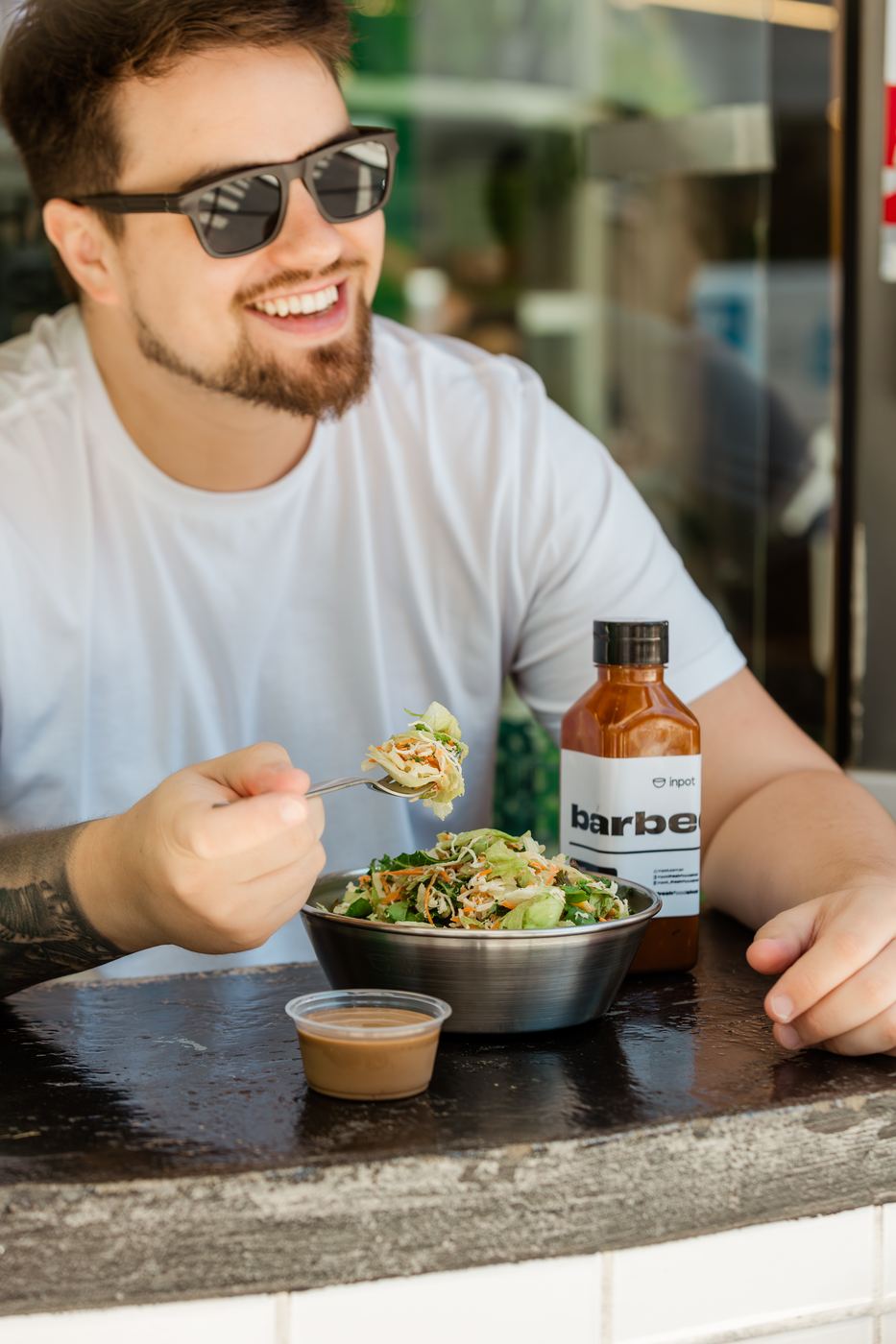 Cliente almoçando no Inpot