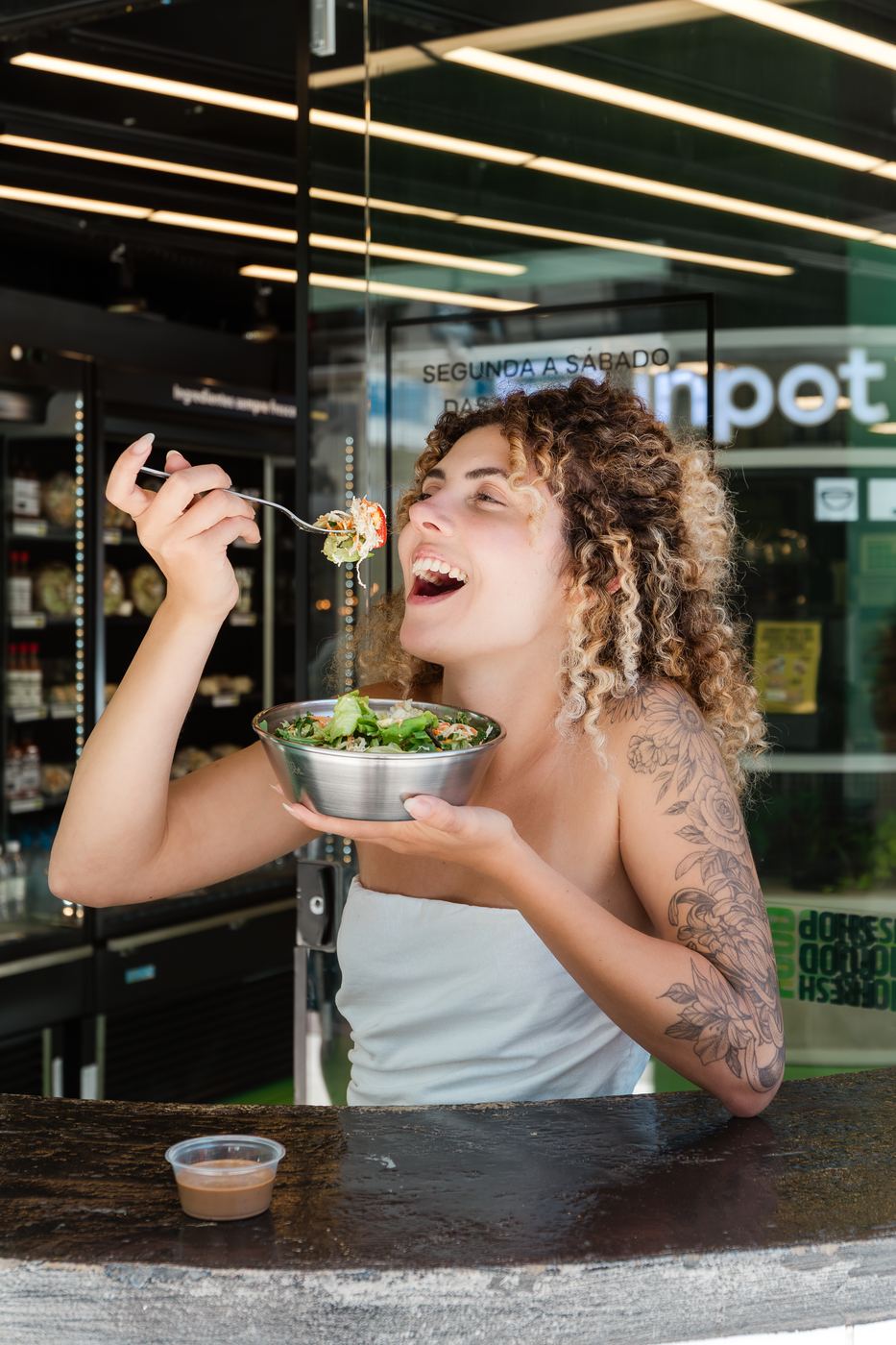 Cliente comendo salada do Inpot
